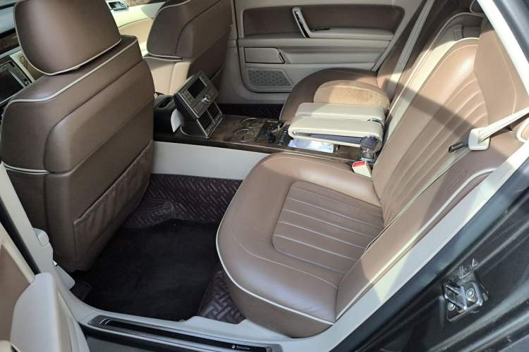 Used Volkswagen Phaeton 2011 3.6L V6 4-Seater Extended-Length Individual Edition Left Rear Seat