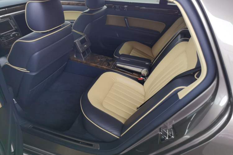 Used Volkswagen Phaeton 2011 3.6L V6 4-Seater Extended-Length Individual Edition Left Rear Seat