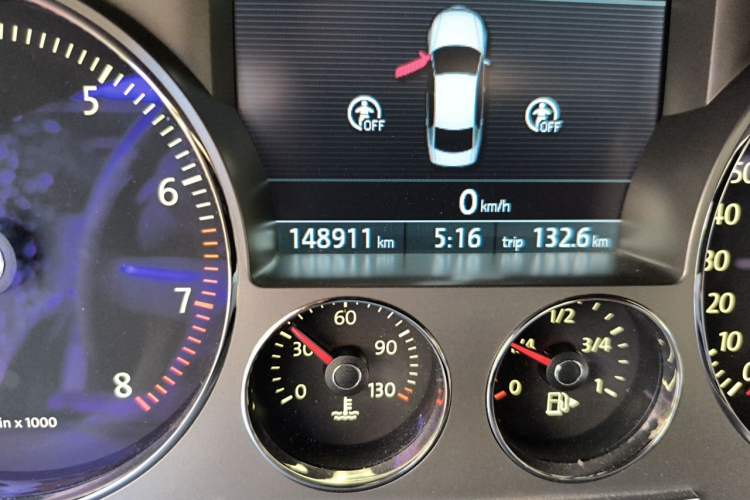 Used Volkswagen Phaeton 2011 3.6L V6 4-Seater Extended-Length Individual Edition Odometer Close Up