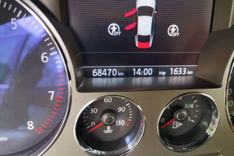 Used Volkswagen Phaeton 2011 3.6L V6 4-Seater Extended-Length Individual Edition Odometer Close Up