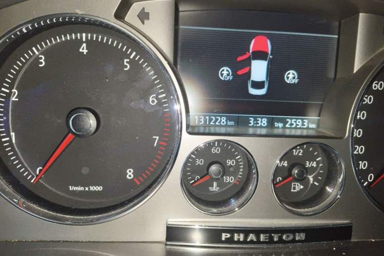 Used Volkswagen Phaeton 2011 3.6L V6 5-Seater Extended Comfort Version Odometer Close Up