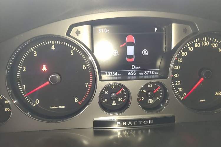 Used Volkswagen Phaeton 2011 3.6L V6 4-Seater Extended-Length Individual Edition Odometer Close Up