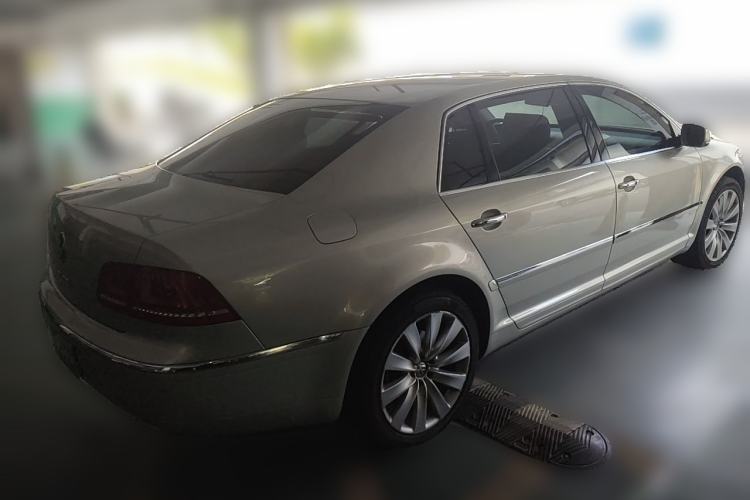 Used Volkswagen Phaeton 2011 3.6L V6 4-Seater Extended-Length Individual Edition Rear Right 45 Deg