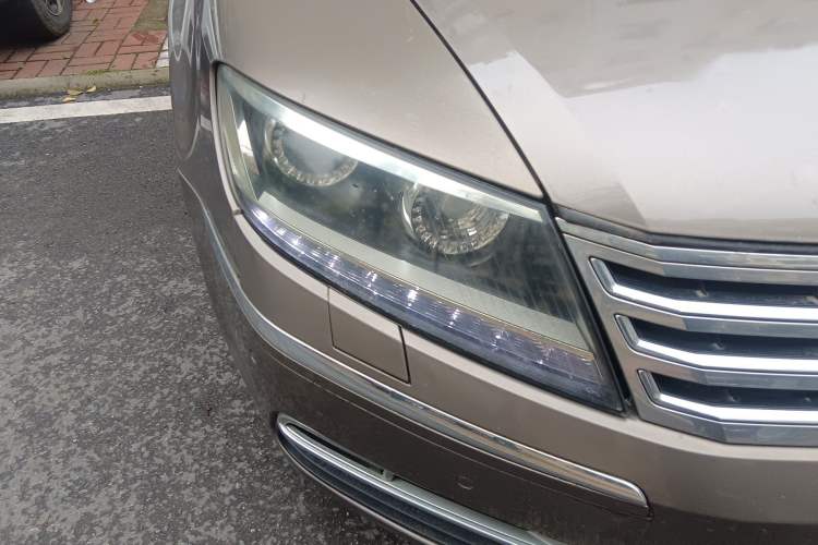 Used Volkswagen Phaeton 2011 3.6L V6 5-Seater Extended Comfort Version Right Front Headlight
