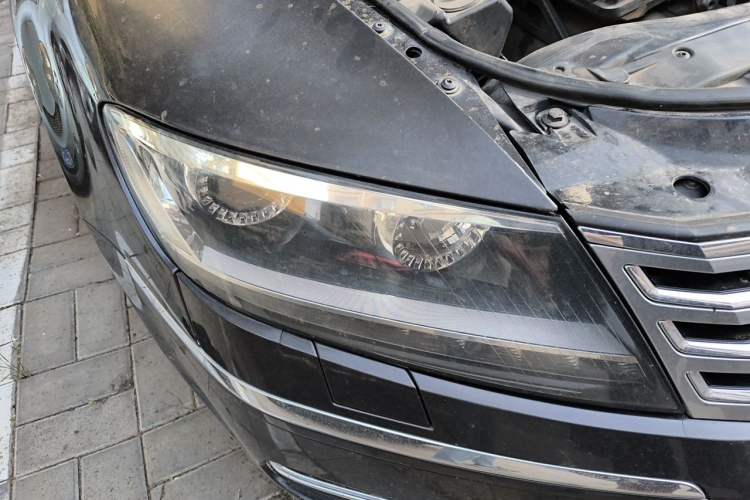 Used Volkswagen Phaeton 2011 3.6L V6 4-Seater Extended-Length Individual Edition Right Front Headlight
