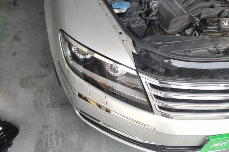 Used Volkswagen Phaeton 2011 3.6L V6 4-Seater Extended-Length Individual Edition Right Front Headlight