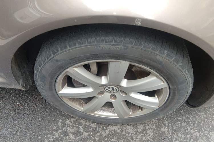 Used Volkswagen Phaeton 2011 3.6L V6 5-Seater Extended Comfort Version Right Front Wheel Hub