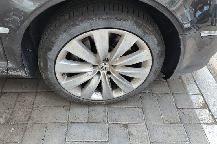 Used Volkswagen Phaeton 2011 3.6L V6 4-Seater Extended-Length Individual Edition Right Front Wheel Hub