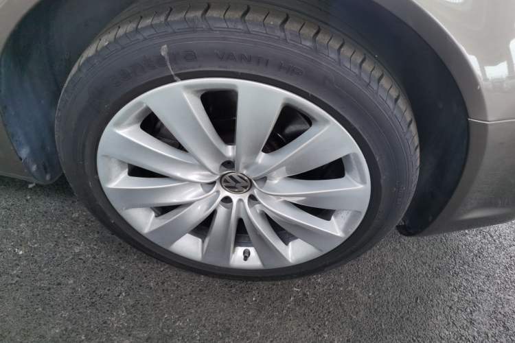 Used Volkswagen Phaeton 2011 3.6L V6 4-Seater Extended-Length Individual Edition Right Front Wheel Hub
