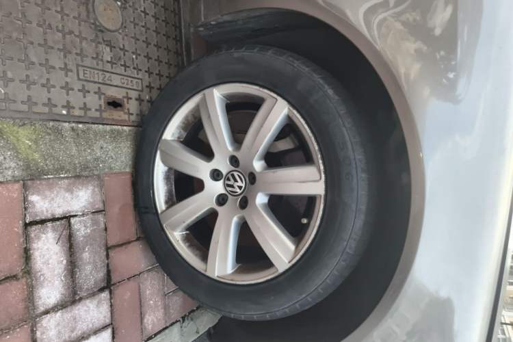 Used Volkswagen Phaeton 2011 3.6L V6 5-Seater Extended Comfort Version Right Front Wheel Hub