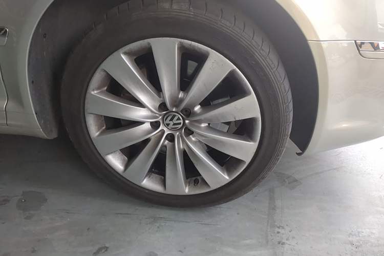 Used Volkswagen Phaeton 2011 3.6L V6 4-Seater Extended-Length Individual Edition Right Front Wheel Hub