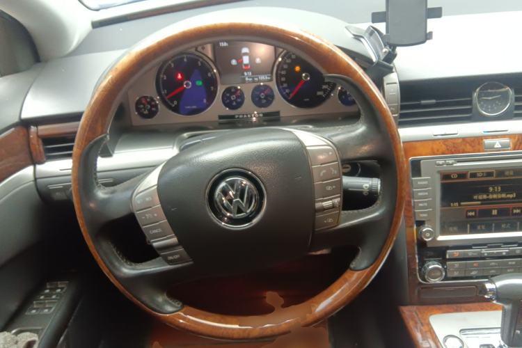 Used Volkswagen Phaeton 2011 3.6L V6 5-Seater Extended Comfort Version Steering Wheel