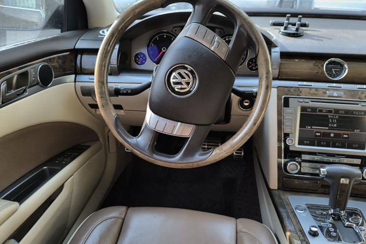 Used Volkswagen Phaeton 2011 3.6L V6 4-Seater Extended-Length Individual Edition Steering Wheel