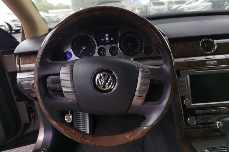 Used Volkswagen Phaeton 2011 3.6L V6 4-Seater Extended-Length Individual Edition Steering Wheel
