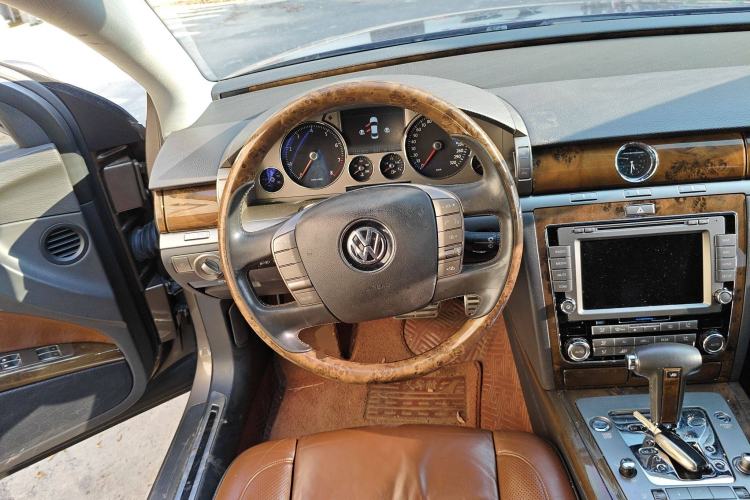 Used Volkswagen Phaeton 2011 4.2L V8 4-seat Extended-Range Individual Edition Steering Wheel
