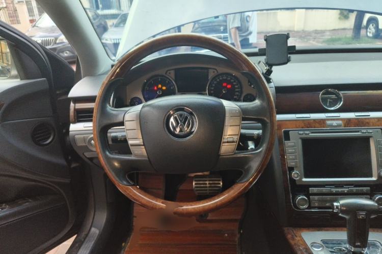 Used Volkswagen Phaeton 2011 3.6L V6 5-Seater Extended Comfort Version Steering Wheel