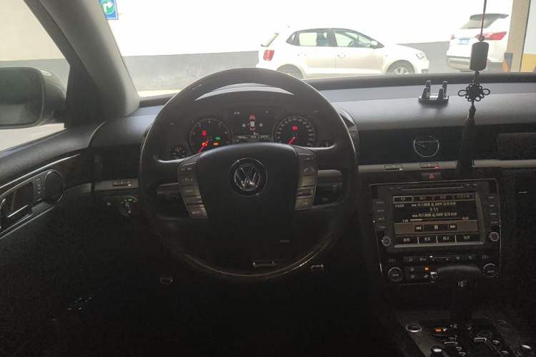 Used Volkswagen Phaeton 2011 3.6L V6 4-Seater Extended-Length Individual Edition Steering Wheel