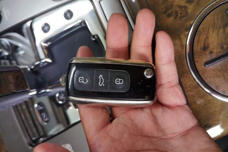 Used Volkswagen Phaeton 2011 3.6L V6 4-Seater Extended-Length Individual Edition Vehicle Key