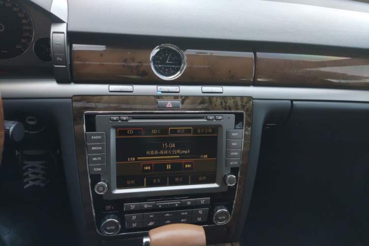 Used Volkswagen Phaeton 2011 3.6L V6 5-Seater Extended Business Edition Audio And AC Panel