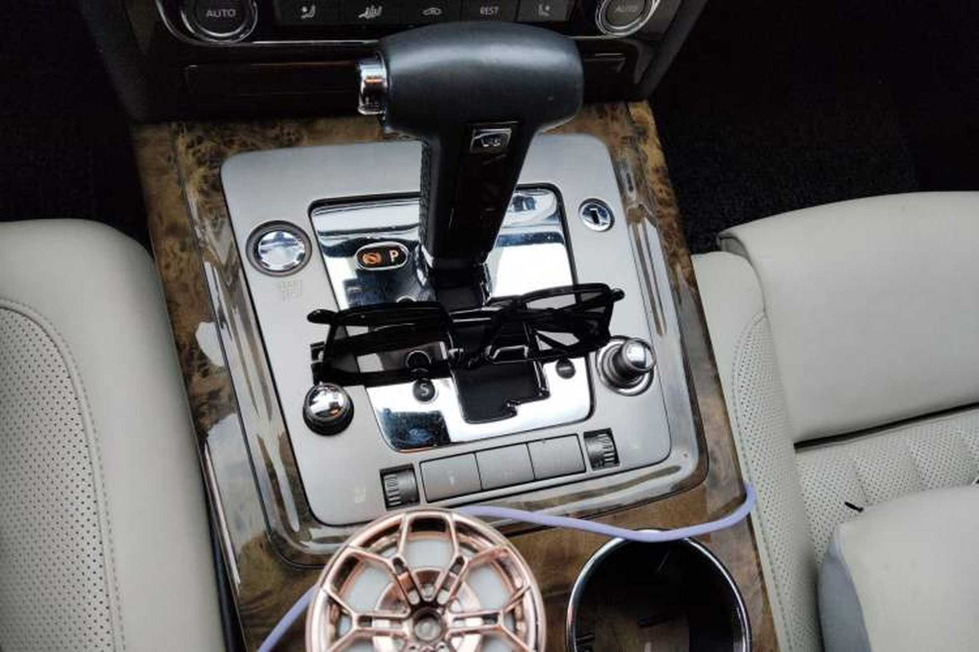 Used Volkswagen Phaeton 2011 3.6L V6 4-Seater Extended-Length Individual Edition Gear Lever