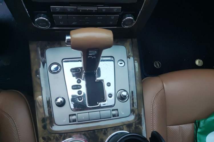 Used Volkswagen Phaeton 2011 3.6L V6 5-Seater Extended Business Edition Gear Lever