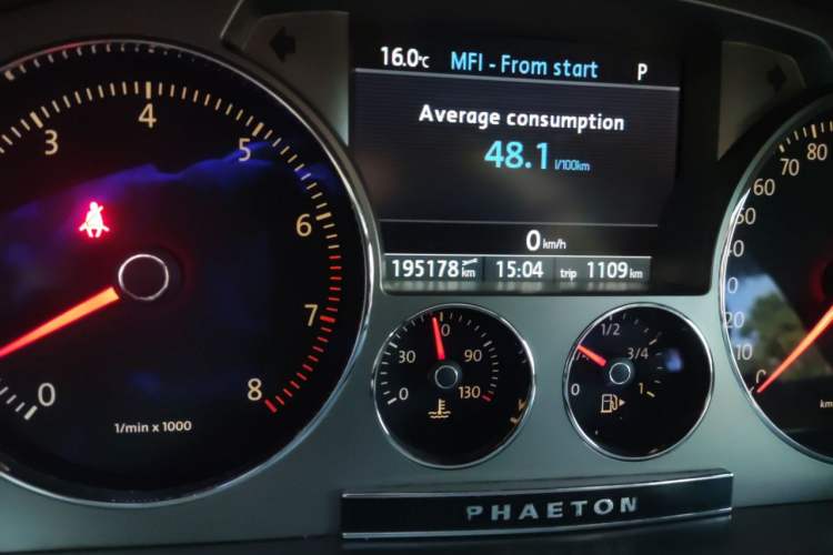 Used Volkswagen Phaeton 2011 3.6L V6 5-Seater Extended Business Edition Odometer Close Up