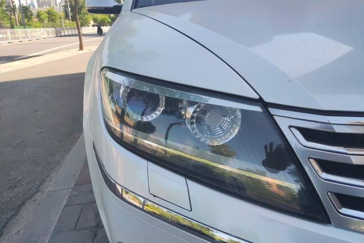 Used Volkswagen Phaeton 2011 3.6L V6 5-Seater Extended Business Edition Right Front Headlight