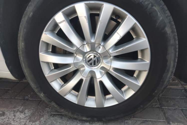 Used Volkswagen Phaeton 2011 3.6L V6 5-Seater Extended Business Edition Right Front Wheel Hub