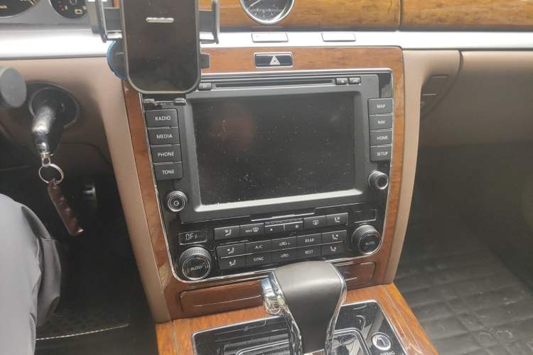 Used Volkswagen Phaeton 2012 3.0L Business Edition Audio And AC Panel