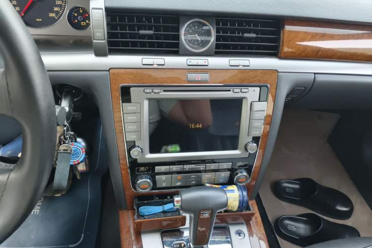 Used Volkswagen Phaeton 2012 3.0L Business Edition Audio And AC Panel