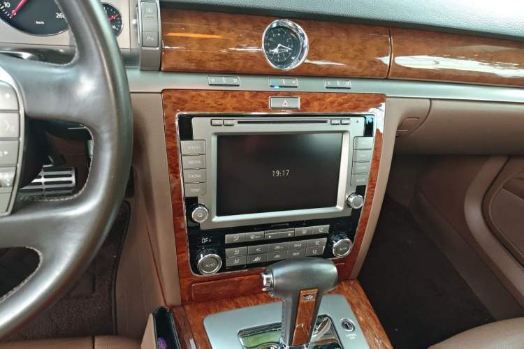 Used Volkswagen Phaeton 2012 3.0L Business Edition Audio And AC Panel
