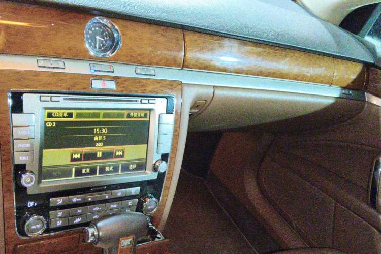Used Volkswagen Phaeton 2012 3.0L Business Edition Audio And AC Panel