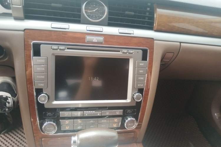 Used Volkswagen Phaeton 2012 3.0L Business Edition Audio And AC Panel
