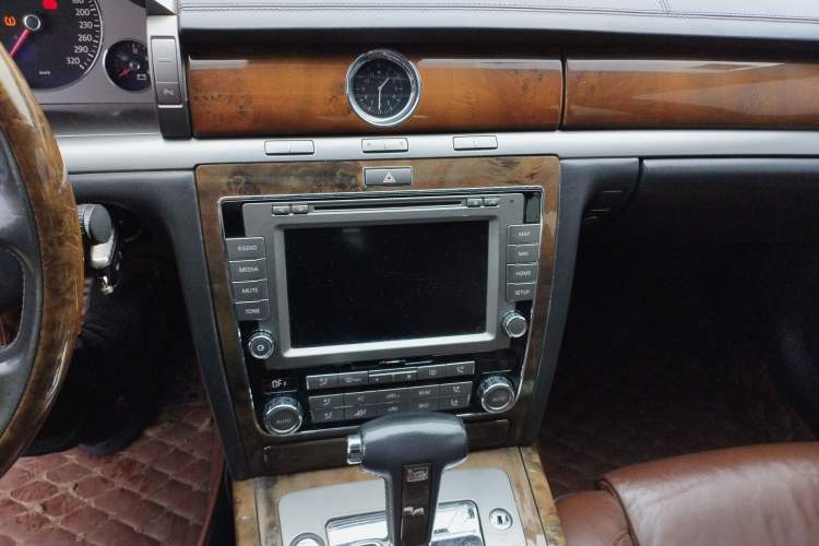 Used Volkswagen Phaeton 2012 4.2L Luxury Custom Edition Audio And AC Panel