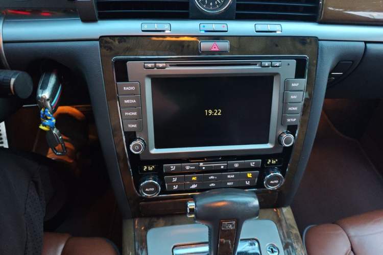 Used Volkswagen Phaeton 2012 3.0L Business Edition Audio And AC Panel