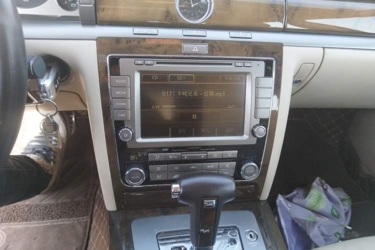 Used Volkswagen Phaeton 2012 3.0L Business Edition Audio And AC Panel