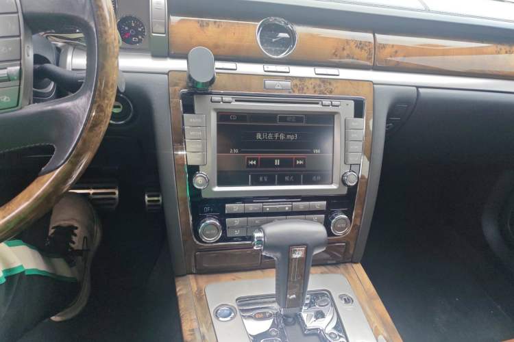 Used Volkswagen Phaeton 2012 3.6L Deluxe Custom Edition Audio And AC Panel