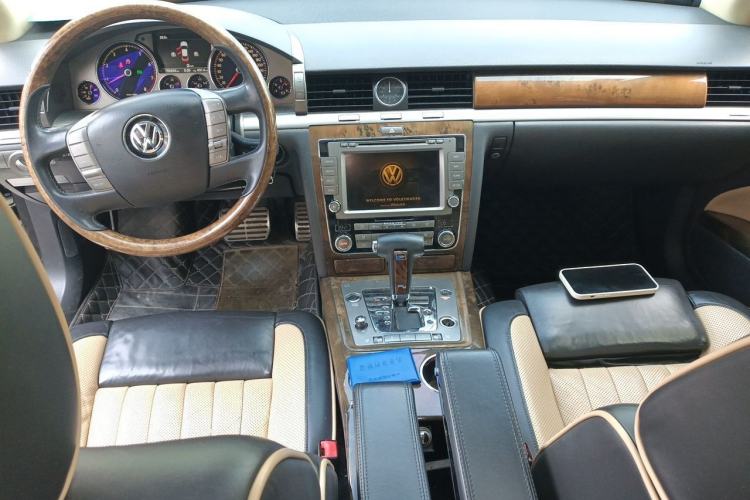 Used Volkswagen Phaeton 2012 4.2L Luxury Custom Edition Center Console