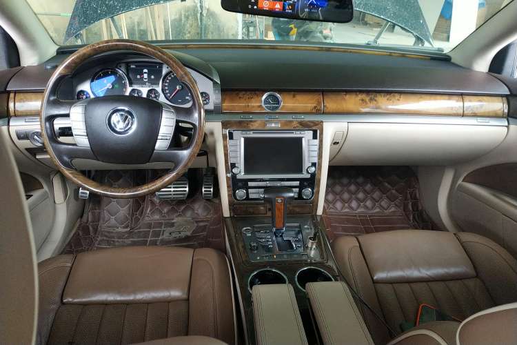 Used Volkswagen Phaeton 2012 3.6L Deluxe Custom Edition Center Console