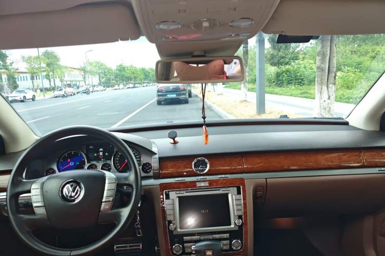 Used Volkswagen Phaeton 2012 3.0L Business Edition Center Console