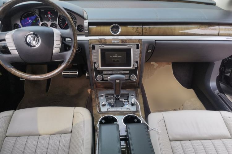 Used Volkswagen Phaeton 2012 4.2L Luxury Custom Edition Center Console