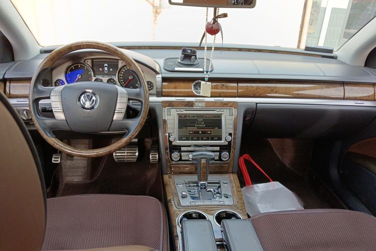 Used Volkswagen Phaeton 2012 4.2L Luxury Custom Edition Center Console