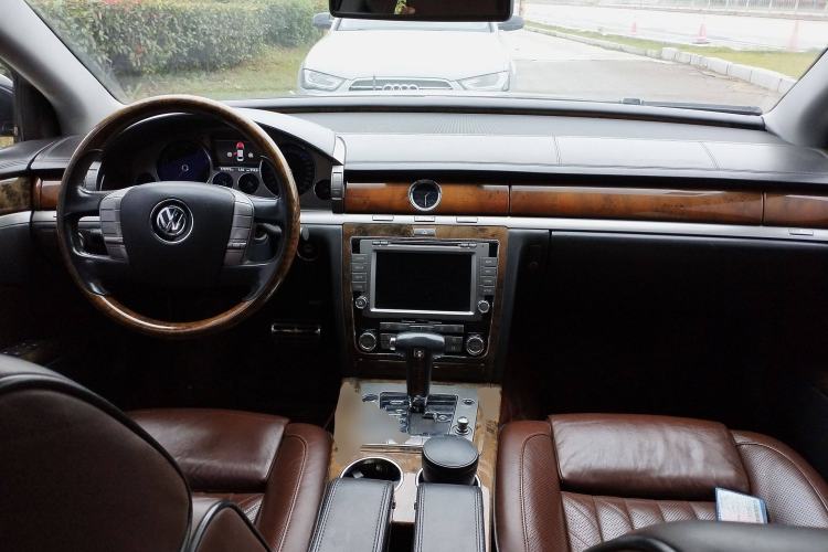 Used Volkswagen Phaeton 2012 4.2L Luxury Custom Edition Center Console