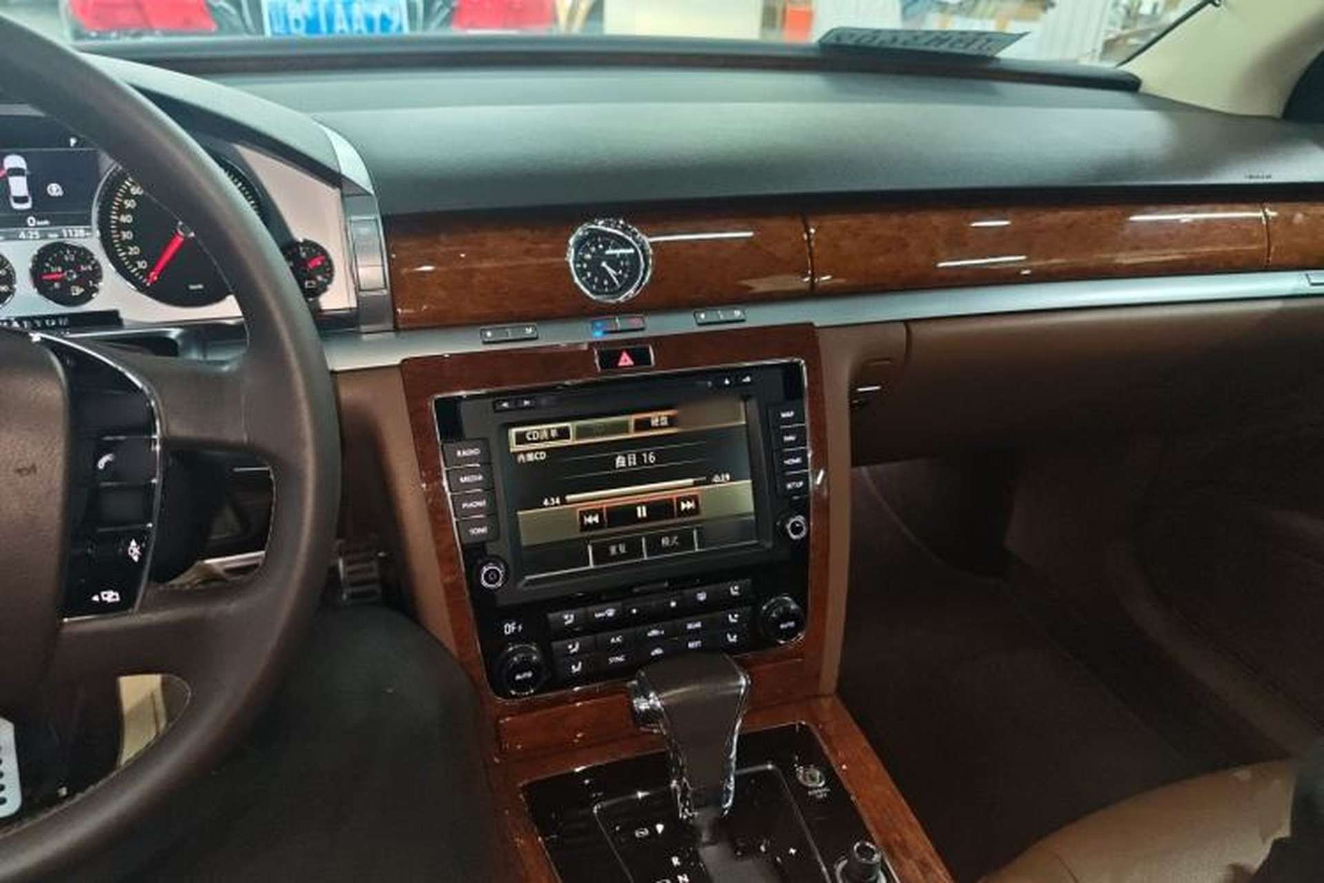 Used Volkswagen Phaeton 2012 3.0L Business Edition Center Console
