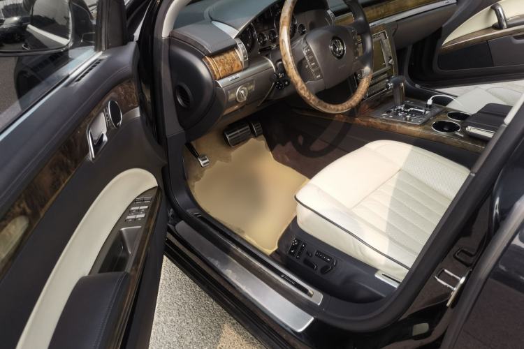 Used Volkswagen Phaeton 2012 4.2L Luxury Custom Edition Driver Seat