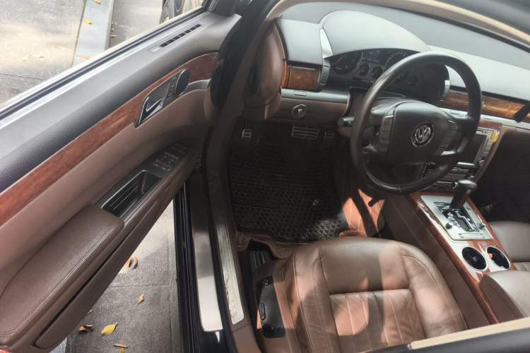 Used Volkswagen Phaeton 2012 3.0L Business Edition Driver Seat