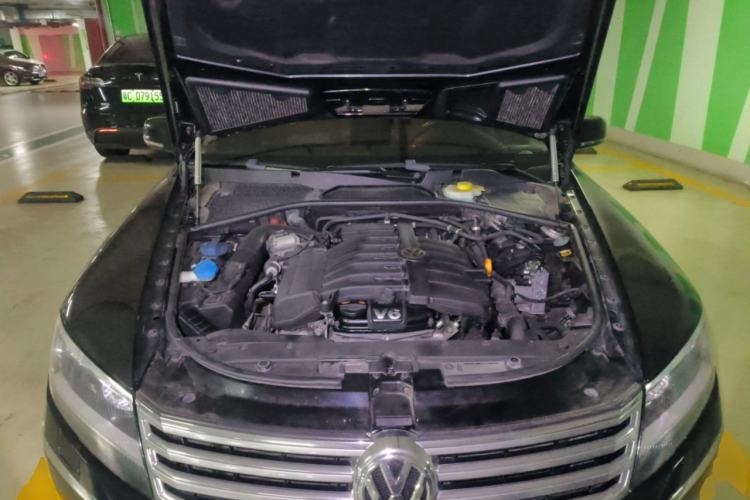 Used Volkswagen Phaeton 2012 3.0L Business Edition Engine Bay