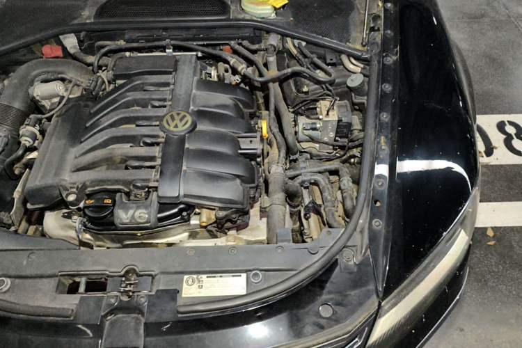 Used Volkswagen Phaeton 2012 3.6L Deluxe Custom Edition Engine Bay Left