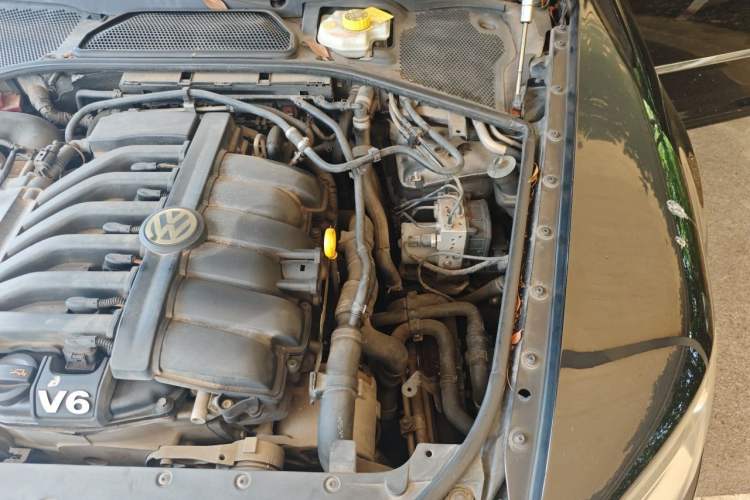 Used Volkswagen Phaeton 2012 3.0L Executive Version Engine Bay Left
