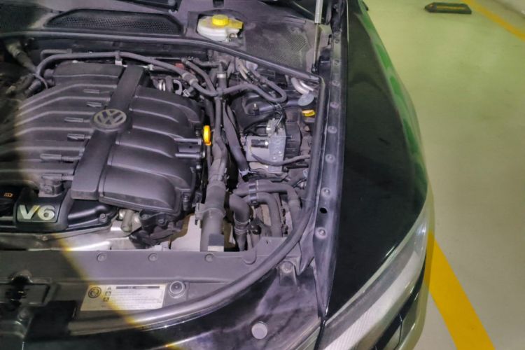 Used Volkswagen Phaeton 2012 3.0L Business Edition Engine Bay Left